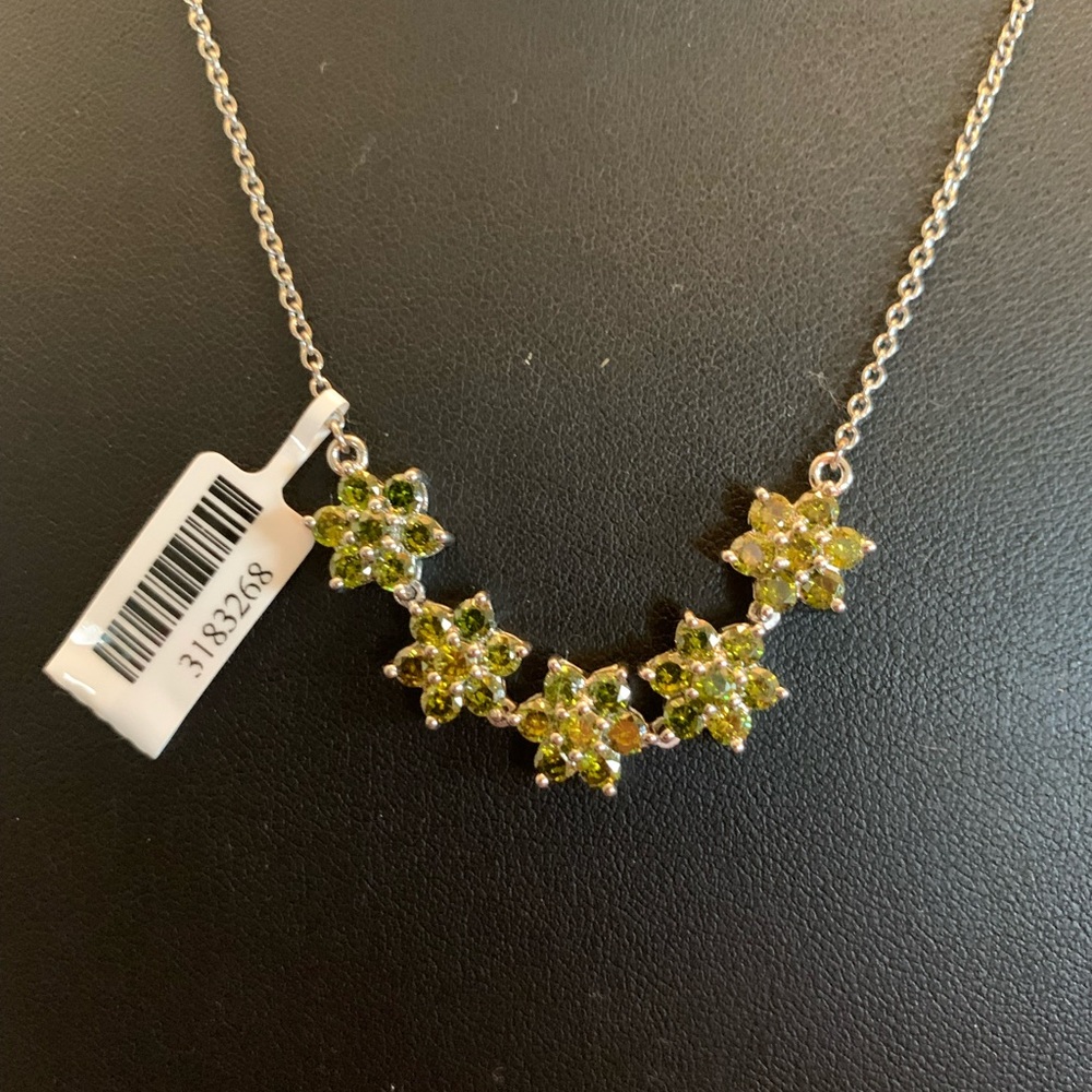 Beautiful Peridot Flower Necklace
